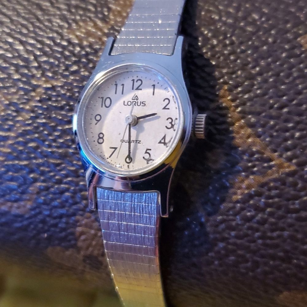 Lorus by Seiko Petite Silver Women's Watch Wristwatch Timepiece‎ Mesh Band